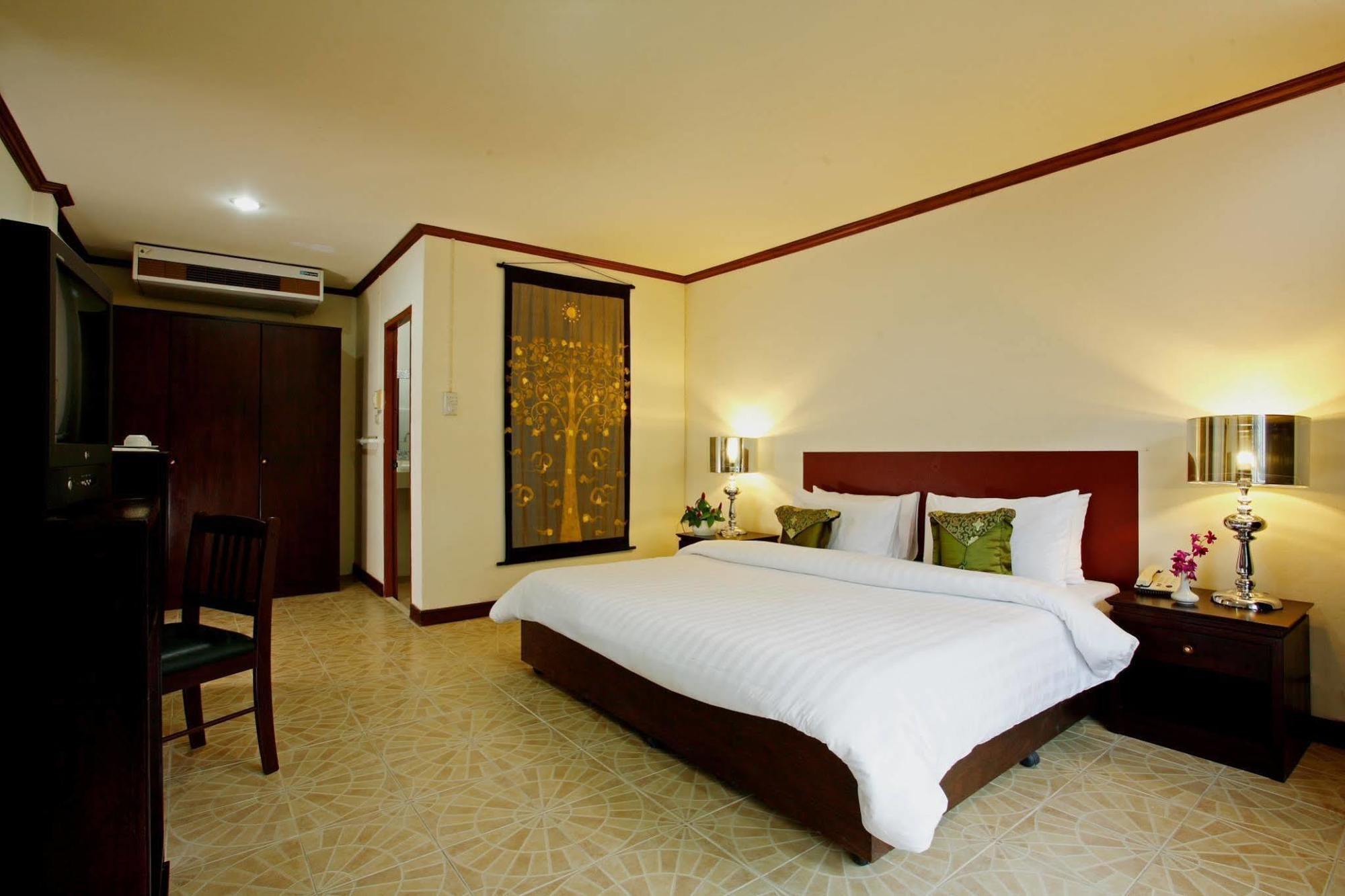 Bamboo Beach Hotel & Spa Patong Extérieur photo